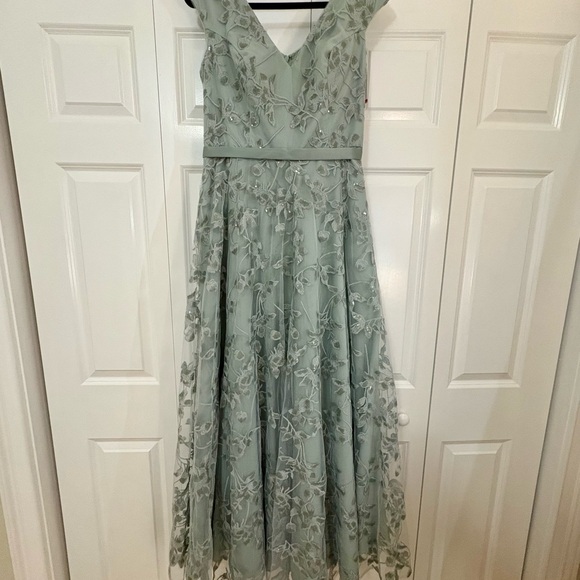 Beautiful dusty sage mother of the bride dress. - Picture 4 of 12